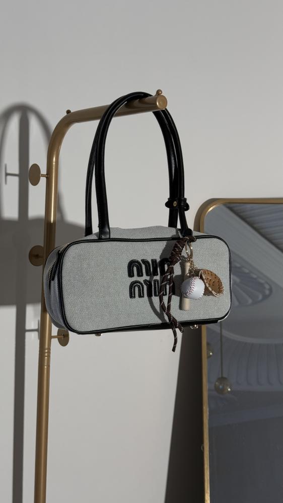 شنطه لون اسود miu miu