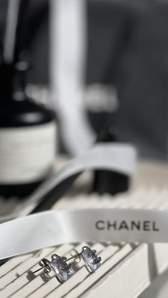 حلق CHANEL لون فضي
