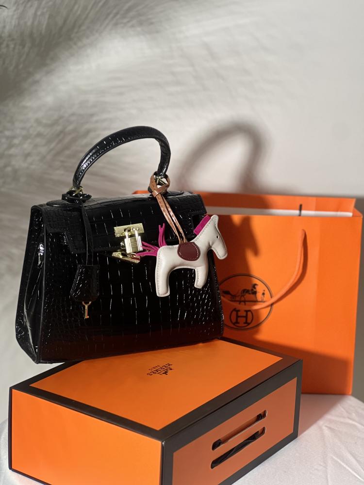 شنطة نسائي لون اسود كبيره HERMES