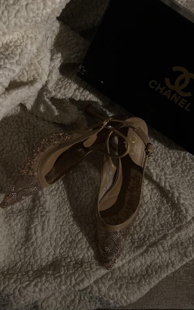 صندل CHANELدانتيل لون بيج مقاس38
