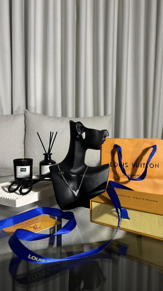 طقم حلق وسلسله لون فضيLOUIS VUITTON