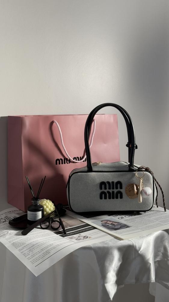 شنطه لون اسود miu miu