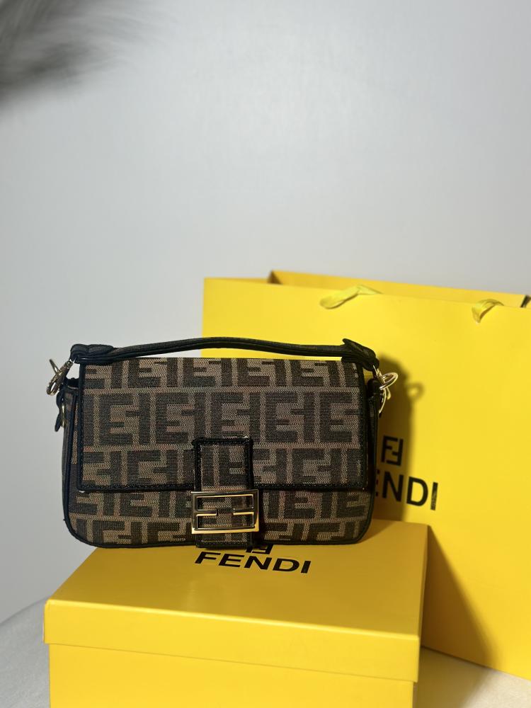 شنطة نسائيFENDI لون بني
