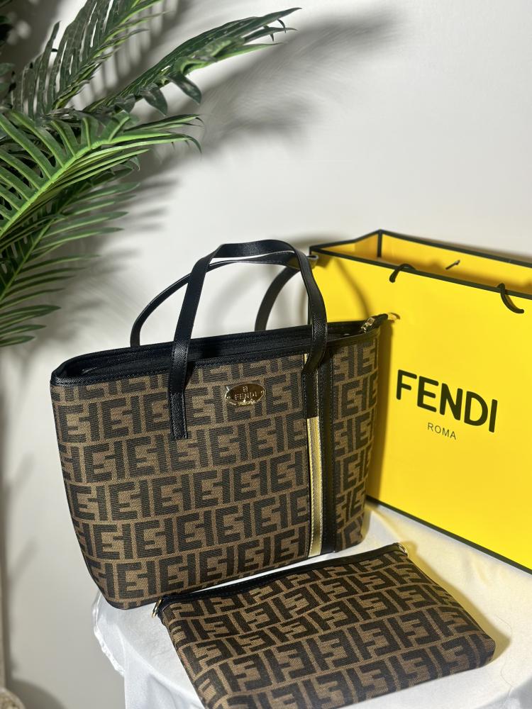 شنطة نسائيFENDI لون اسود كبيره
