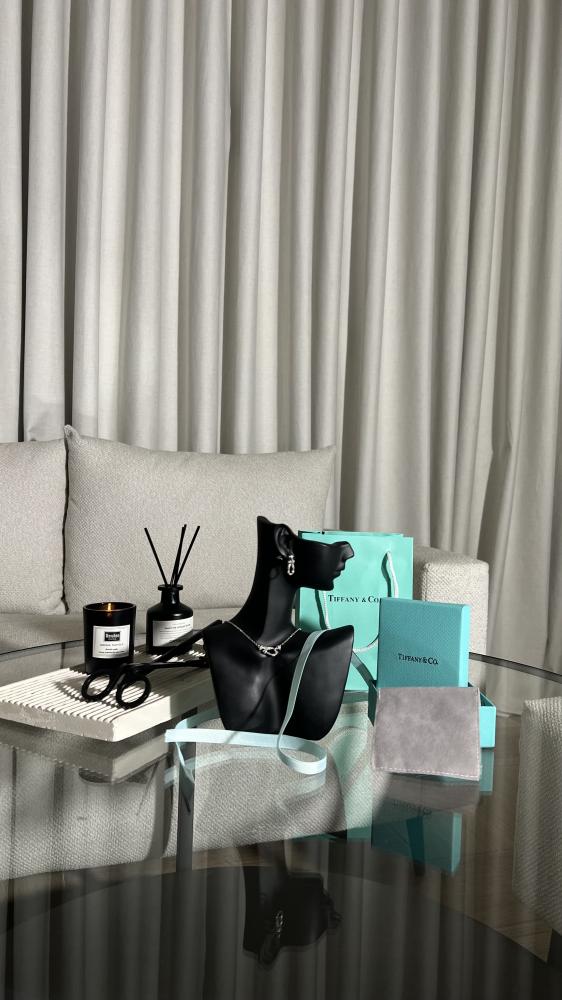 طقم حلق وسلسله لون فضي TIFFANY & Co