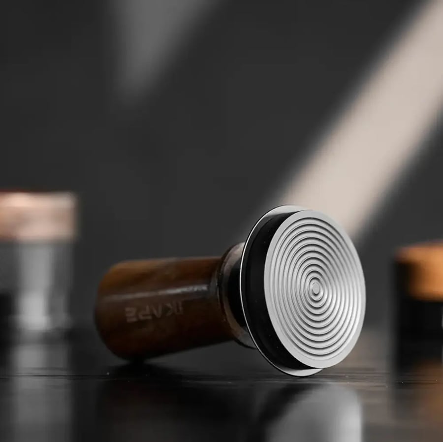 مكبس قهوة V3 – قاعدة تيتانيوم – خشب الجوز قاعدة سوداء – 58.35mm