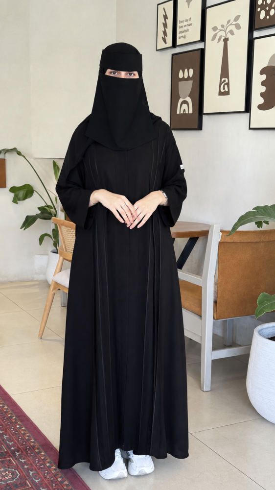 عباية سحاب بكسرات طولية تضيف لمسة راقية