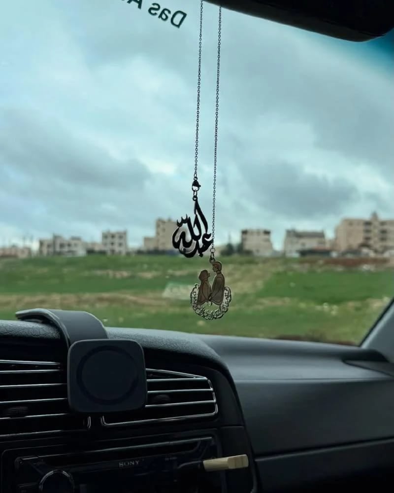 تعليقه صورة شخصين
