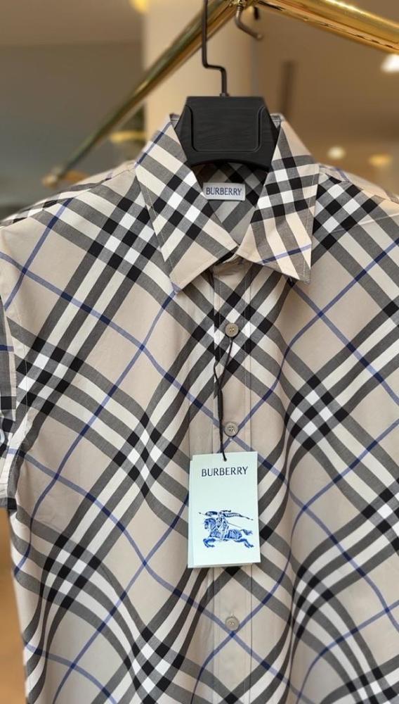 Burberry T-shirt - M