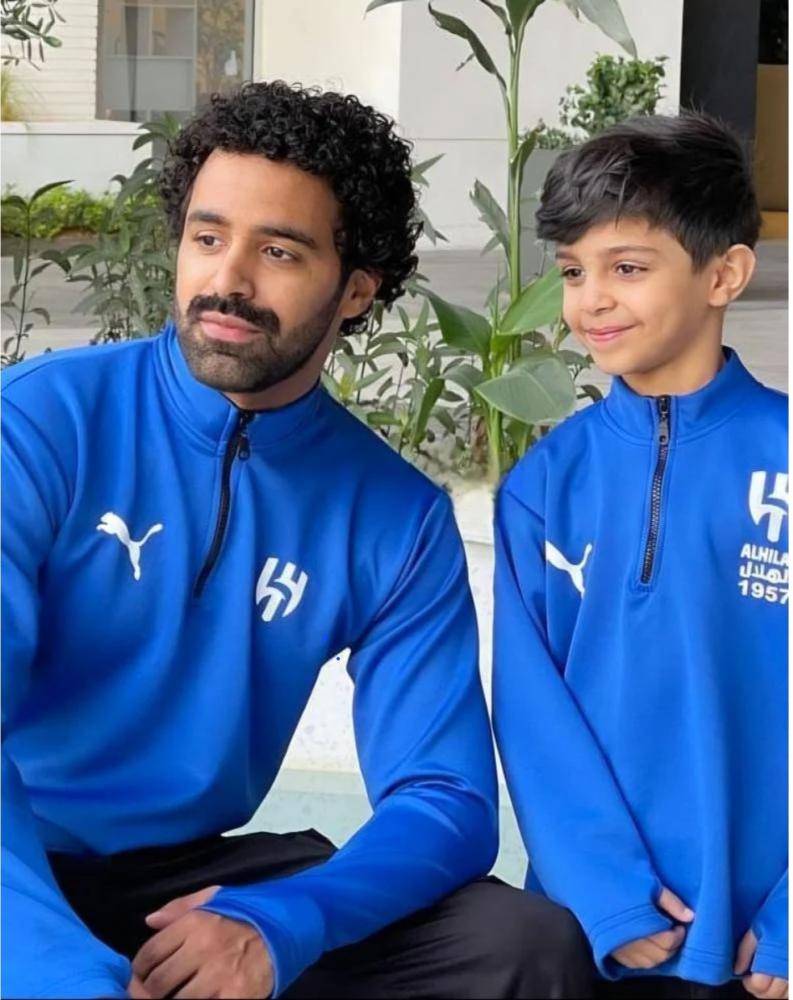 سويتر الهلال بفتحه ابهام