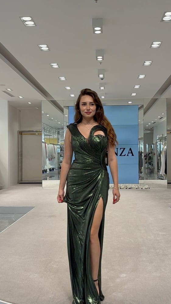 Luxurious olive dress characterized by its color that combines elegance and calmness