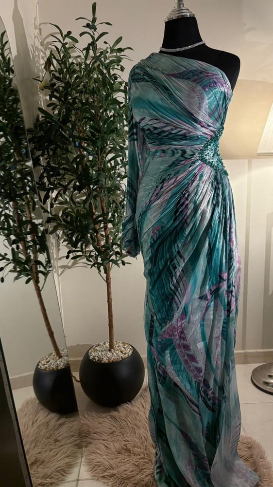 One-shoulder dress with shiny fabric in turquoise green and purple pattern because elegance starts from the details