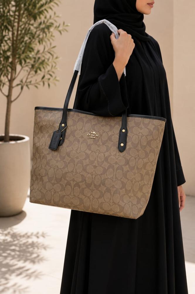 حقيبة نسائية من ماركة كوتش