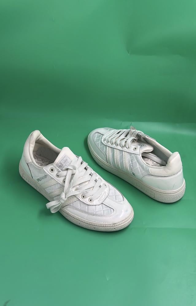 حذاء  من ماركة اديداس Adidas