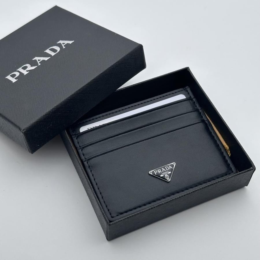 بوك حصري بتشكيلة فخمه من ماركة برادا Prada
