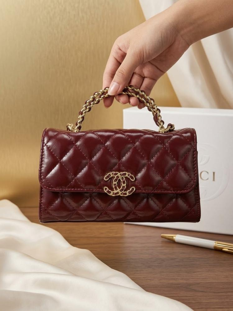 حقيبة يد نسائية من ماركة شانيل CHANEL صغيرة مبطنة باللون الأبيض مع سلسلة من الذهب.