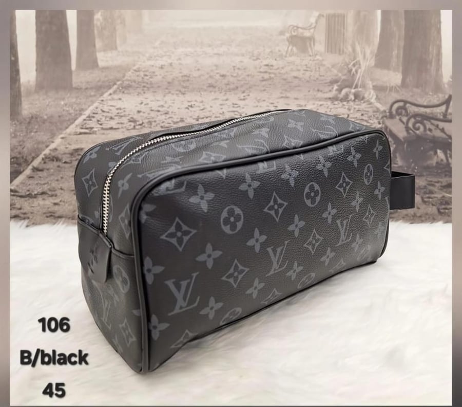 لأن أناقتك تكتمل بالتفاصيل وفرنا لك حقيبة يد رجالية من ماركة لويس فيتون  Louis Vuitton