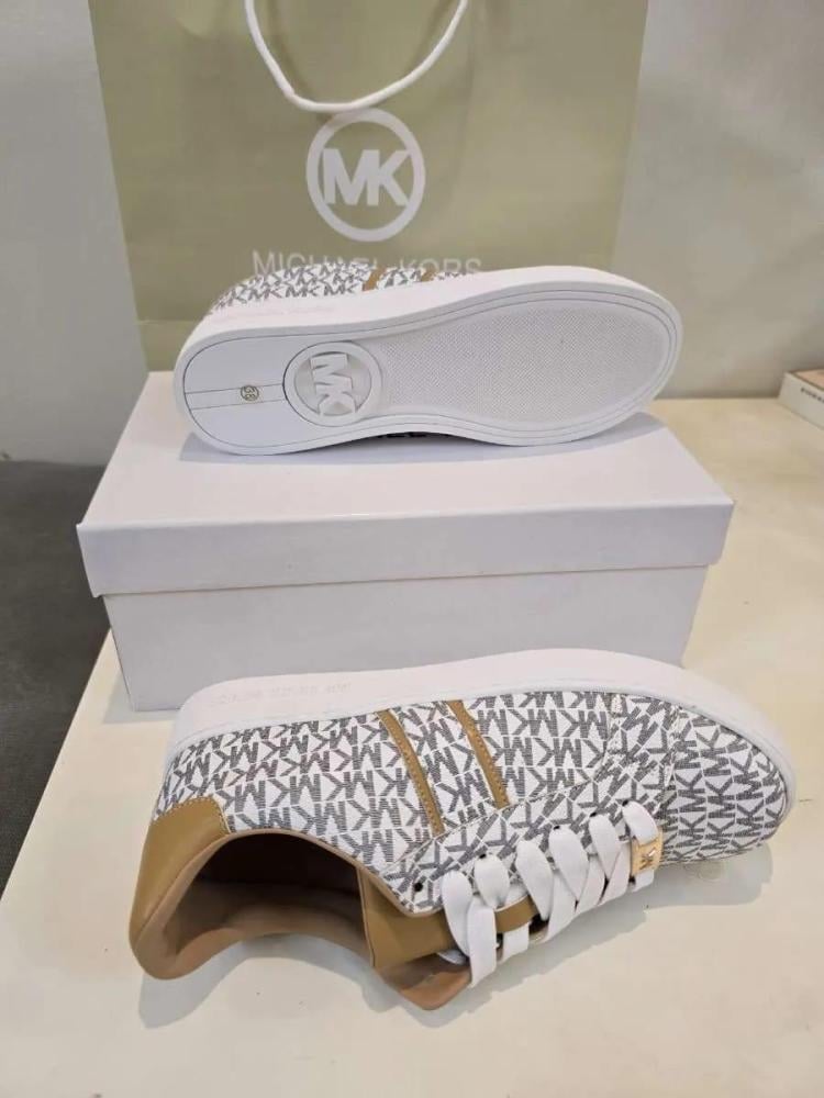 حذاء نسائي كلاسيكي من ماركة مايكل كورس(Michael kors)