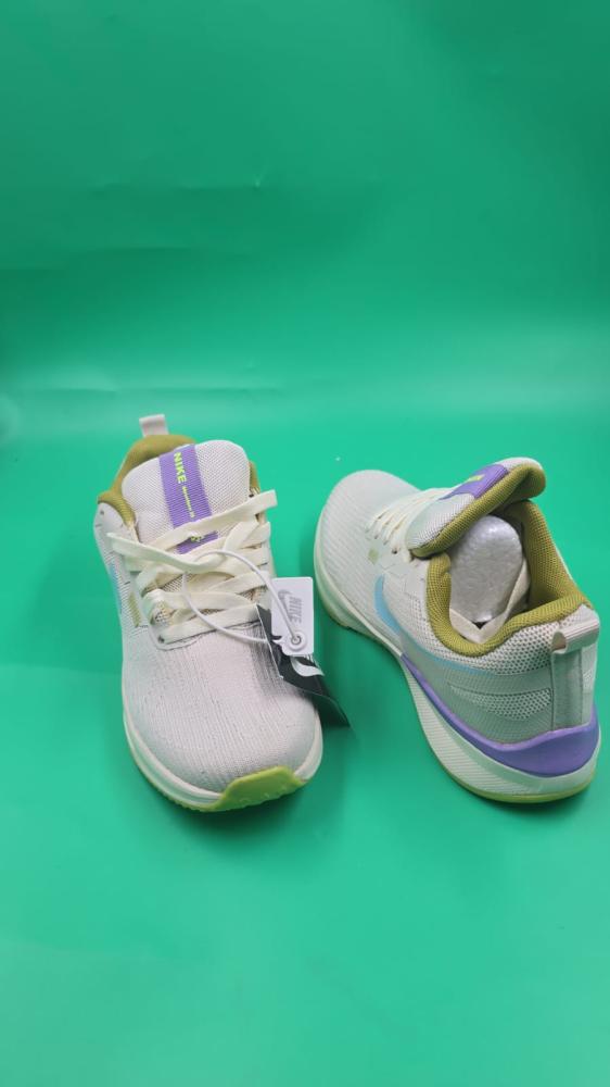 حذاء نسائي  من ماركة نايك (Nike)