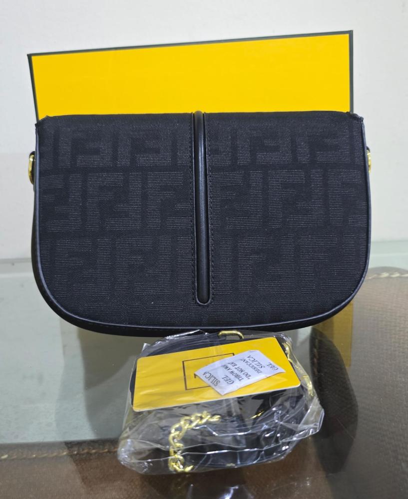 تشكيلة متنوعة من حقائب اليد النسائية من ماركة فندي (Fendi)-موديل( Fendi Fendigraphy Wallet on Chain )