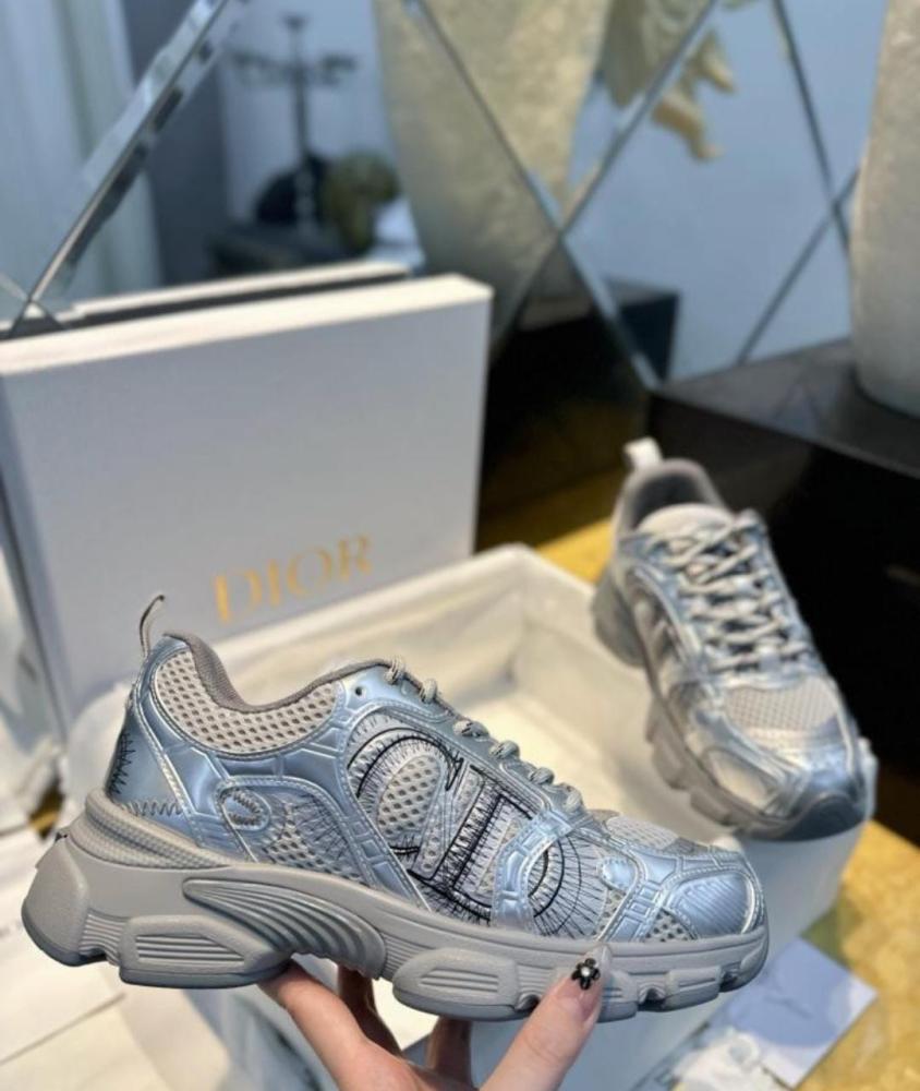 حذاء رياضي من ديور طراز كرونو مصنوع من قماش شبكي وألواح فضية بتأثير الجلد.  Dior Chro