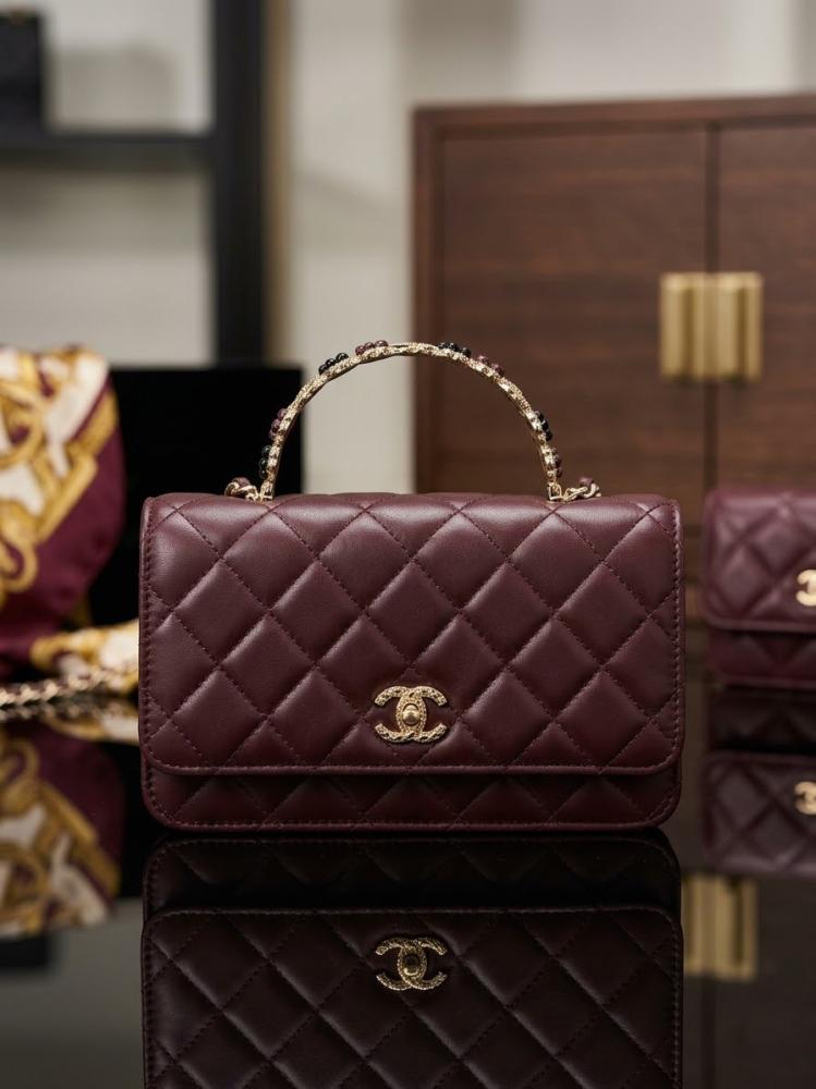 حقيبة يد نسائية من ماركة شانيل CHANEL صغيرة مبطنة باللون الأبيض مع سلسلة من الذهب.