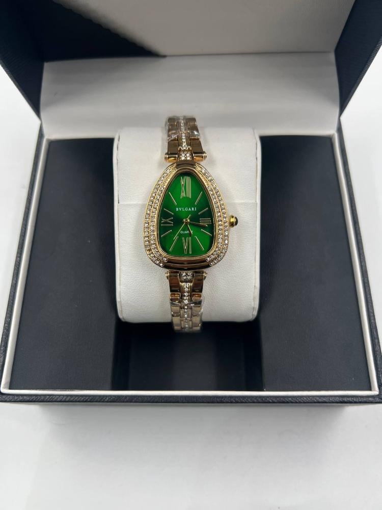 ساعة يد نسائية  من ماركة بولغاري (Bvlgari)مرصع بالألماس وميناء باللون الأخضر.