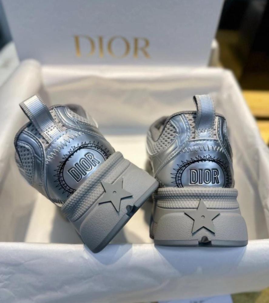 حذاء رياضي من ديور طراز كرونو مصنوع من قماش شبكي وألواح فضية بتأثير الجلد.  Dior Chro
