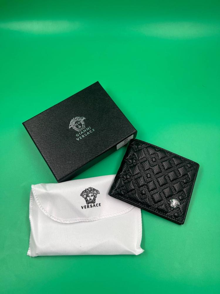 بوك رجالي جديد من ماركة فرزاتشي (Versace)