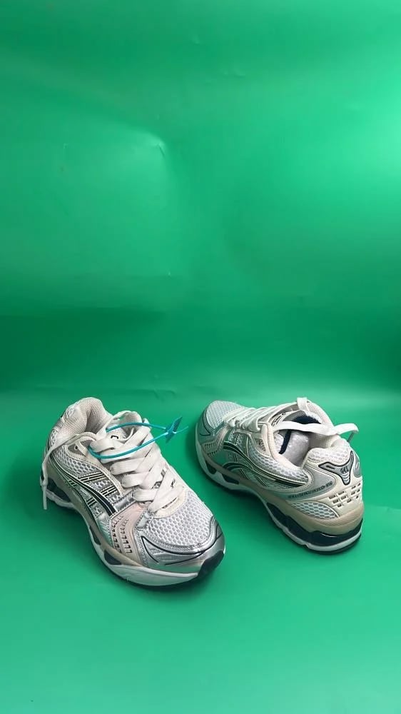 حذاء نسائي من ماركة ايسكس ASICS