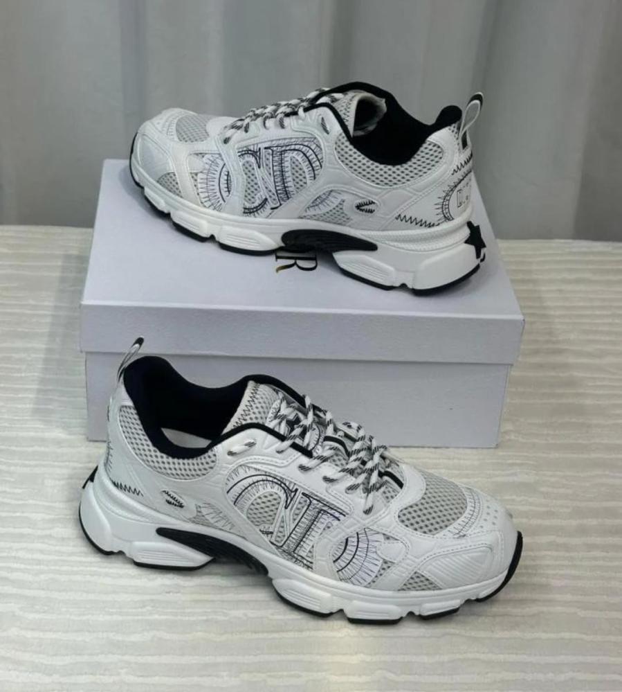 حذاء رياضي من ديور طراز كرونو مصنوع من قماش شبكي وألواح بيضاء بتأثير الجلد.  Dior Chro