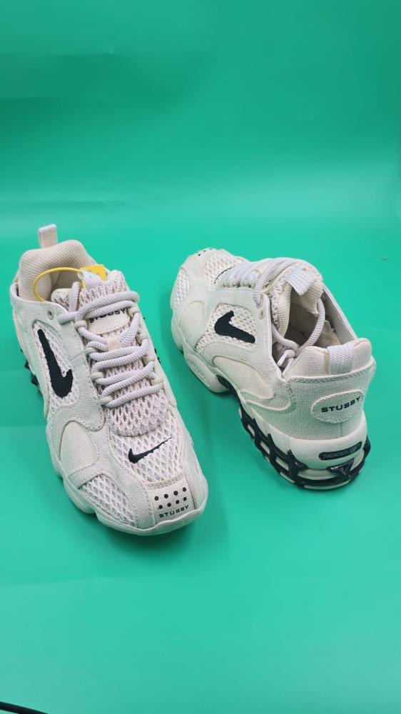 حذاء نسائي  من ماركة نايك (Nike)