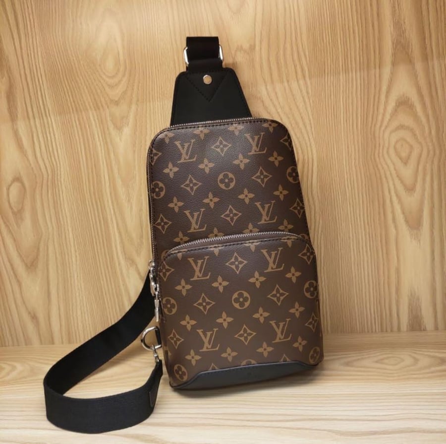 حقيبة كتف لويس فيتون (Louis Vuitton) أفينيو (Avenue) بنقشة المونوغرام الكلاسيكية