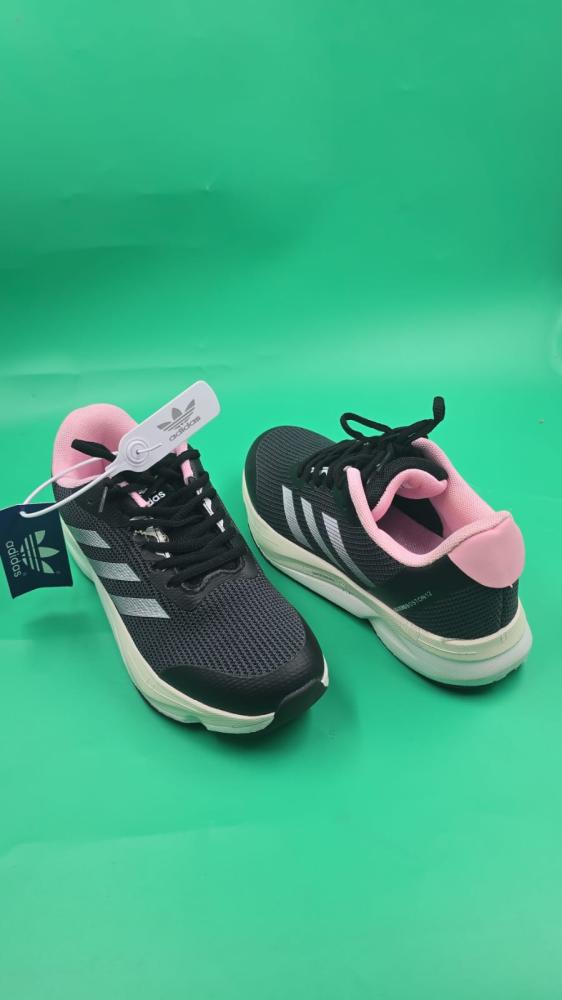حذاء نسائي  من ماركة اديداس (Adidas)
