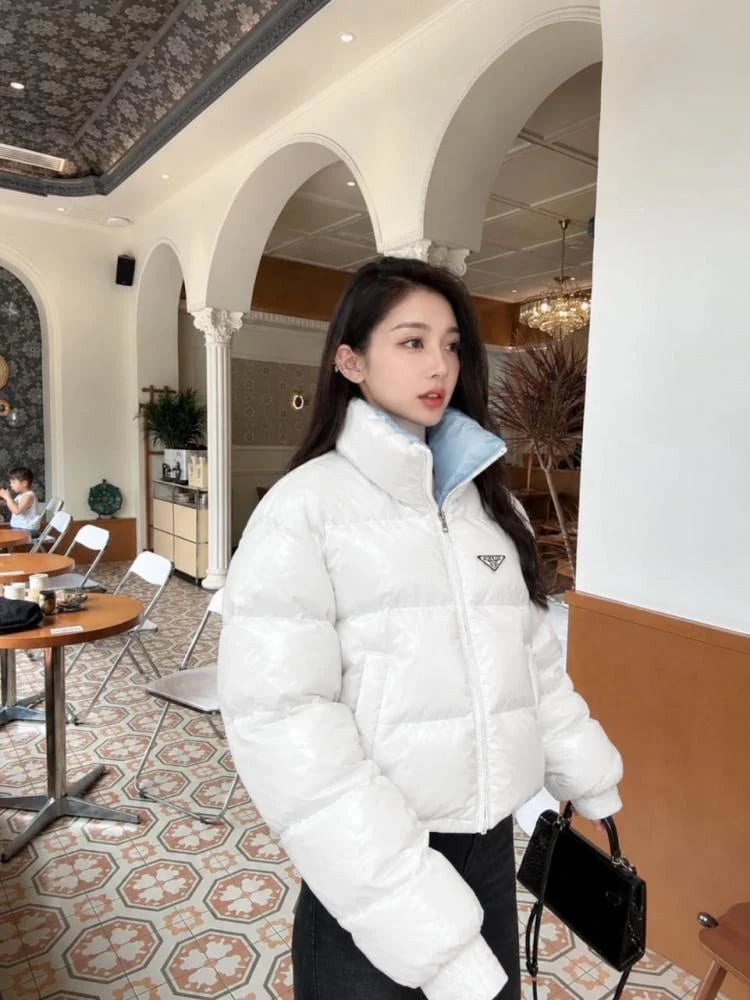 عنوان الأناقة الشتوية.. وفرنا لكم جاكِ برادا Prada