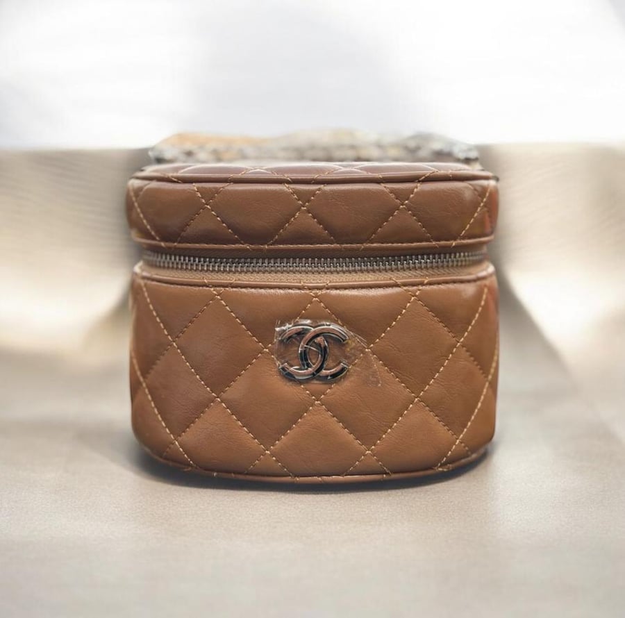 مجموعة  حقائب مستحضرات التجميل من ماركة شانيل ( Chanel )موديل (Vanity Bags)