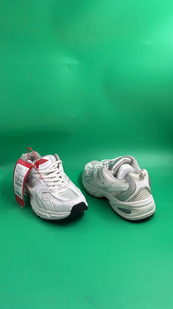 حذاء  نسائي من ماركة نيوبلانس New balance