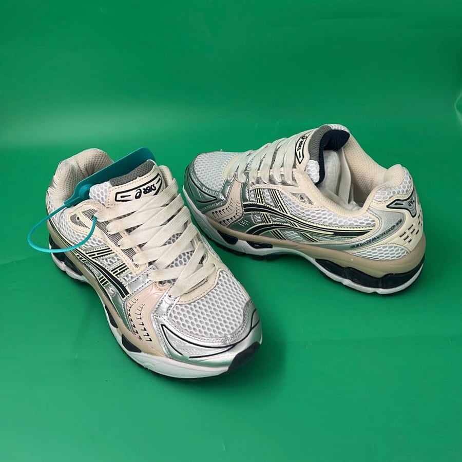 حذاء من ماركة اسكس ASICS