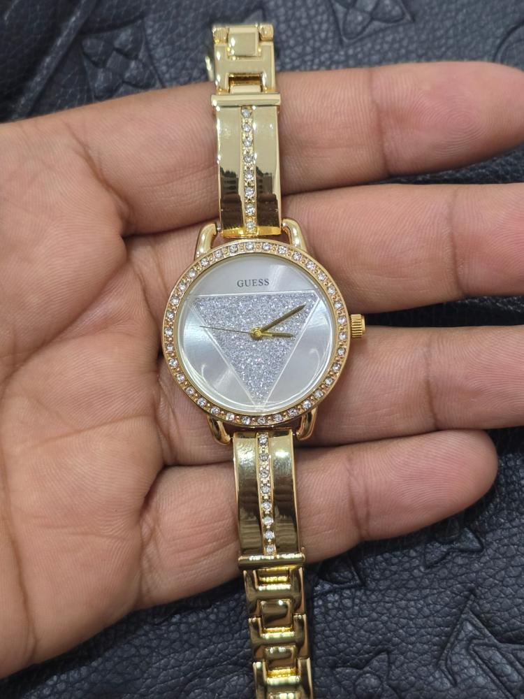 ساعة يد نسائية  من ماركة جيس(Guess)