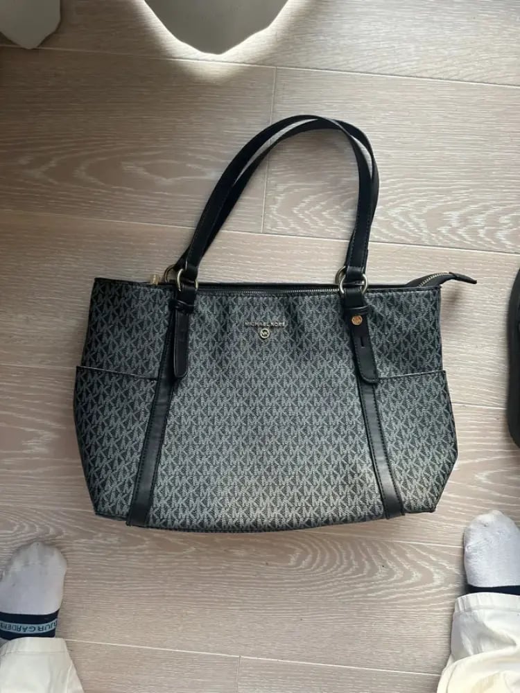 سر الأناقة العصرية بين يديكِ حقيبة يد نسائية ماركة مايكل كورس Michael kors