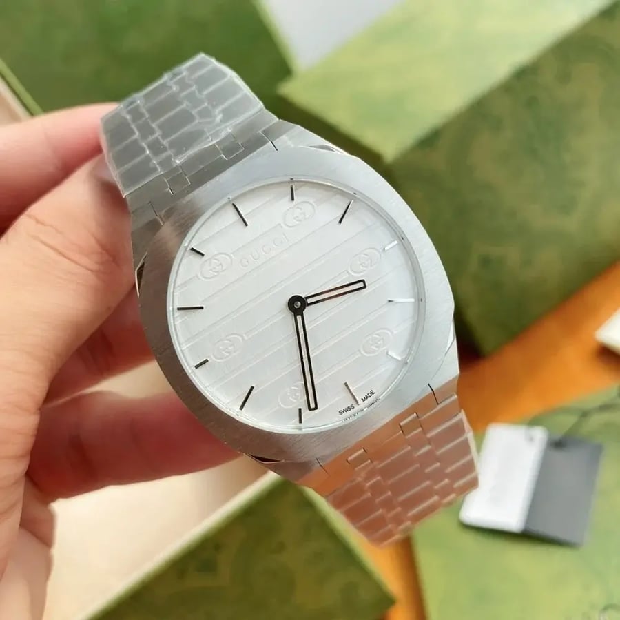ساعه من ماركة قوتشي
