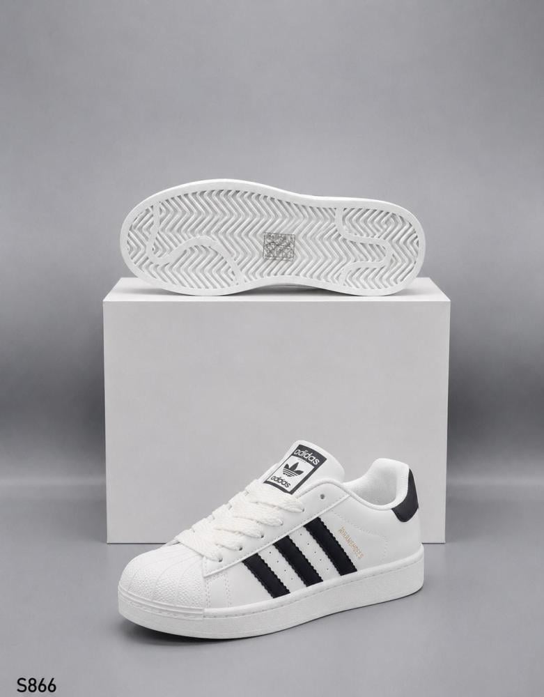 حذاء نسائي  (سامبا)من ماركه اديداسAdidas