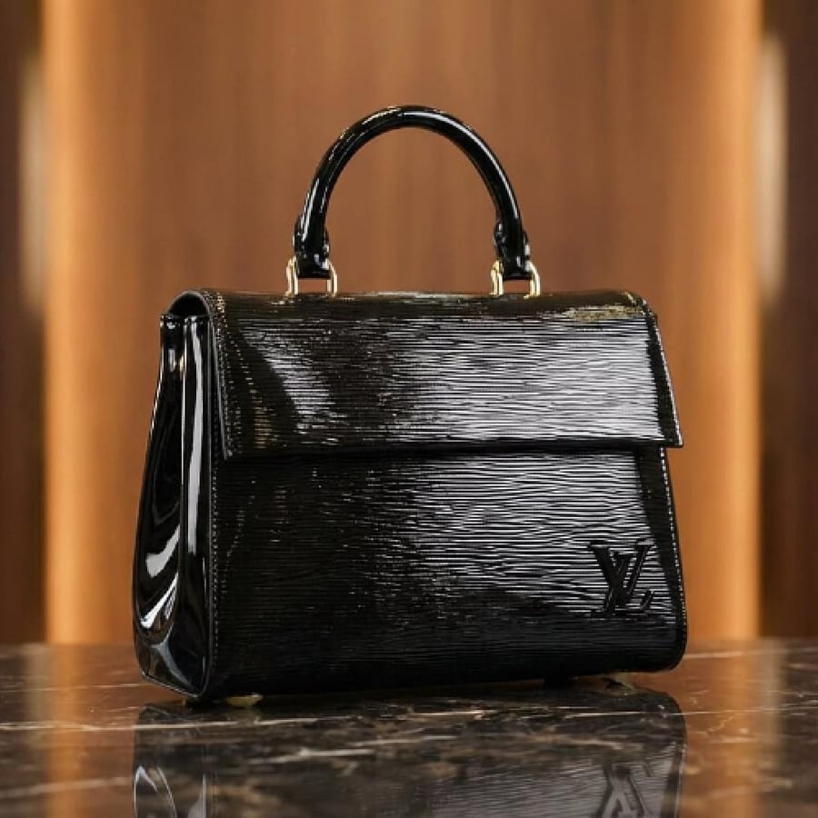 حقيبة يد نسائية من ماركة لويس فيتون (  Louis Vuitton)
