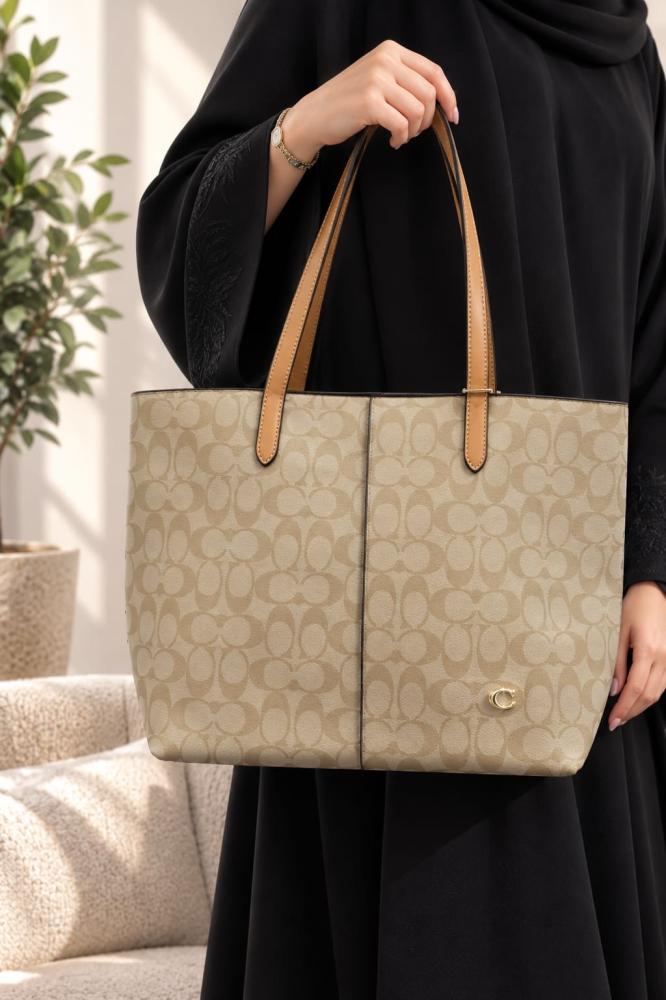 حقيبة نسائية من ماركة كوتش