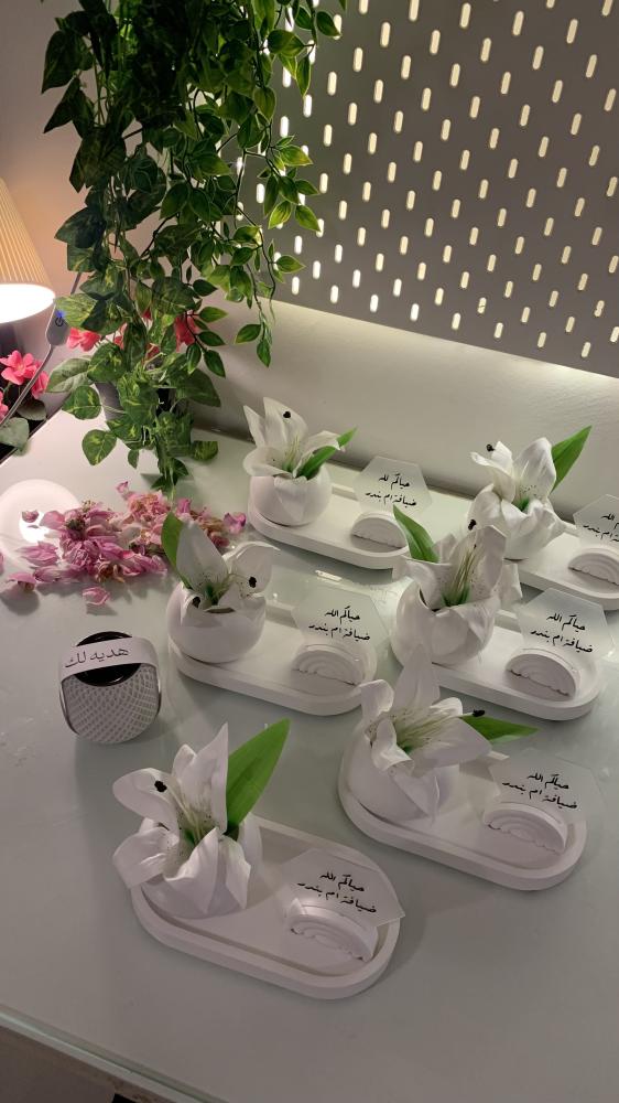 Off-white hospitality sets with pink acrylic