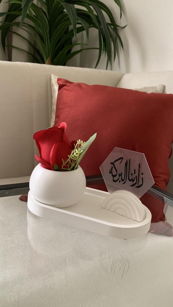 أطقم ضيافة ابيض بدون صحن  فازه مع الورد واستاند وكرت تصميم