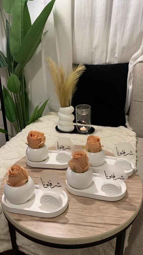 أطقم ضيافة ابيض بدون صحن  فازه مع الورد واستاند وكرت تصميم