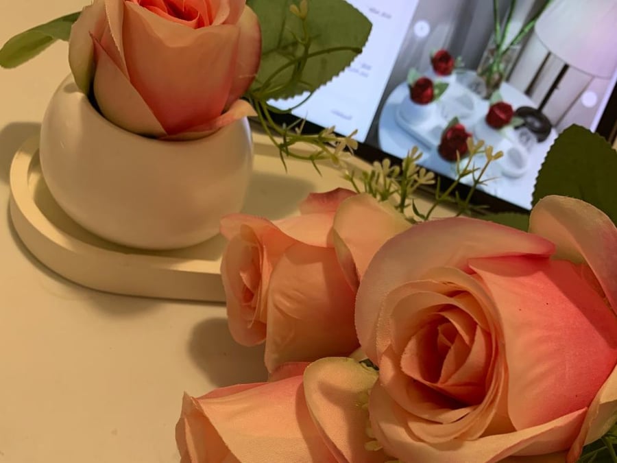 Off-white hospitality sets with pink acrylic