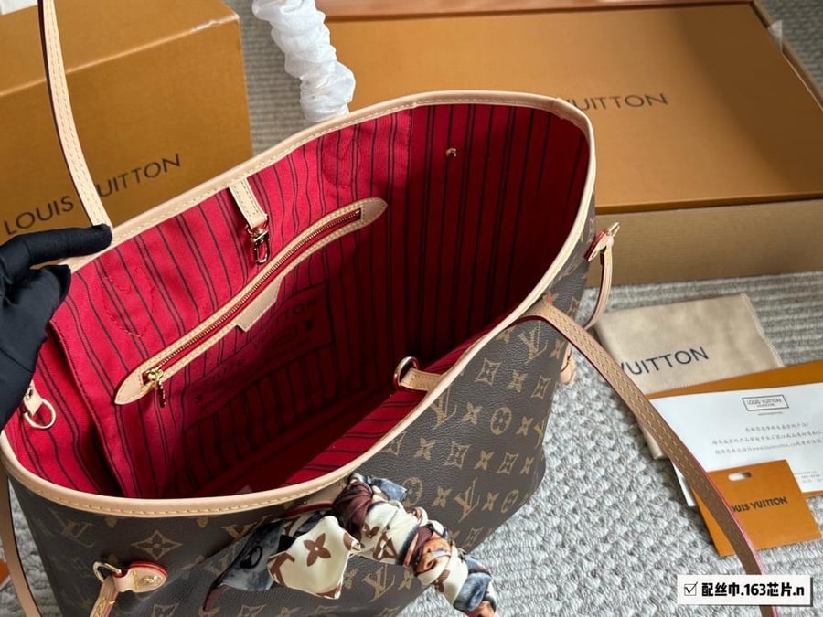 LV Neverfull tote bag
