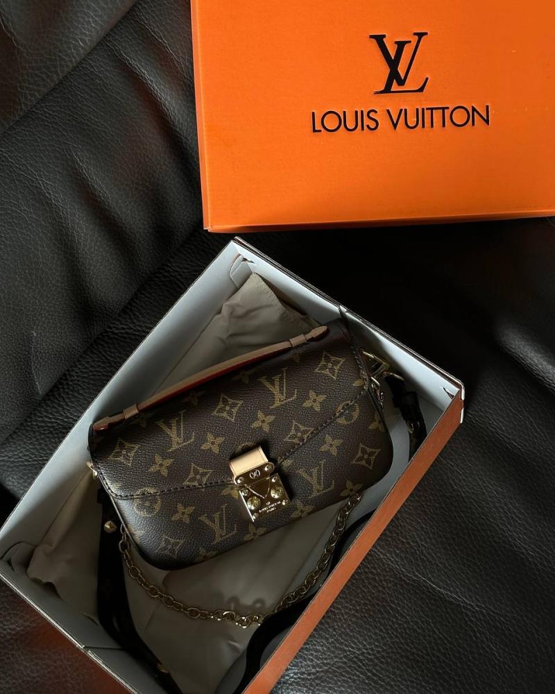 LV Pochette